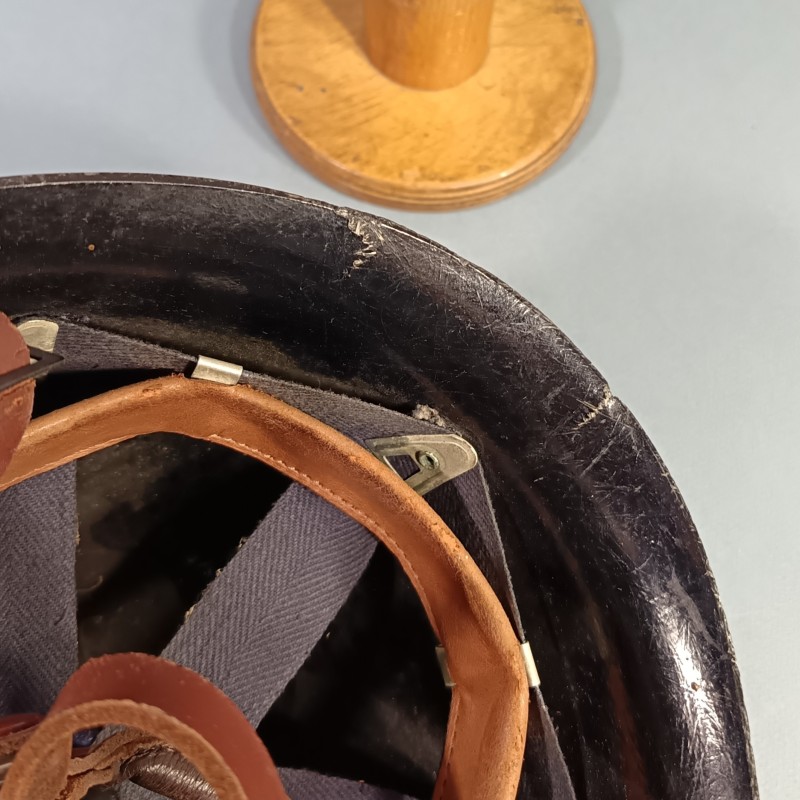 CASQUE FRANCAIS DE LA POLICE DE PARIS MODELE 1954 DATE 1957 INSIGNE EMAILLE